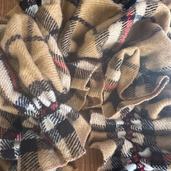 House Of Scotland Ruffle Scarf - Picture 5 of 6
